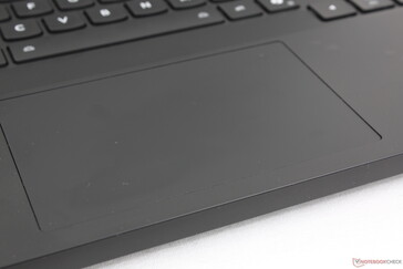 Las antiestéticas huellas dactilares se acumulan rápidamente por todo el reposamanos, las teclas y el clickpad
