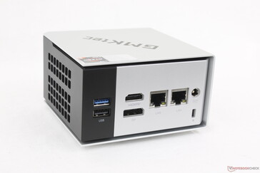 Trasera: USB-A 3.2 (10 Gbps), USB 2.0, HDMI 2.0, DisplayPort 1.4, 2x RJ-45 (2,5 Gbps), adaptador de CA, ranura de bloqueo de seguridad
