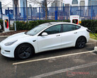 Tesla Model 3 en una estación de Supercargadores. (Fuente de la imagen: Notebookcheck)