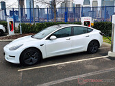 Tesla Model 3 en una estación de Supercargadores. (Fuente de la imagen: Notebookcheck)