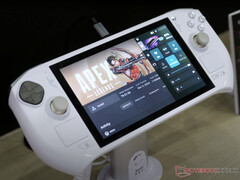 Zotac ha vuelto a mostrar su portátil para juegos Zone de segunda generación en un acabado blanco y dorado. (Fuente de la imagen: Notebookcheck)