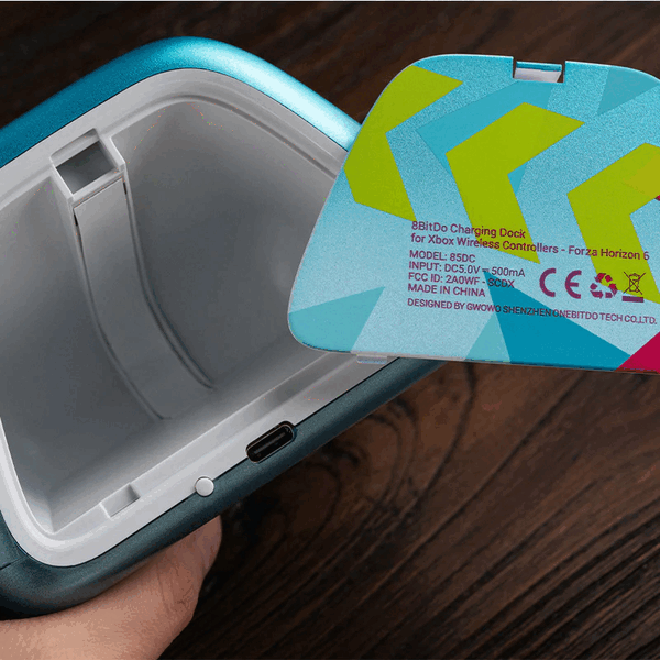 La base de carga 8BitDo dispone de un compartimento para guardar pequeños accesorios para el mando de la Xbox.