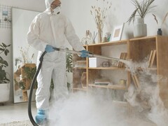 Imagen que muestra partículas de plástico en un dedo. (Fuente de la imagen: Alexander Stein, JOKER/ullstein bild/Getty Images)