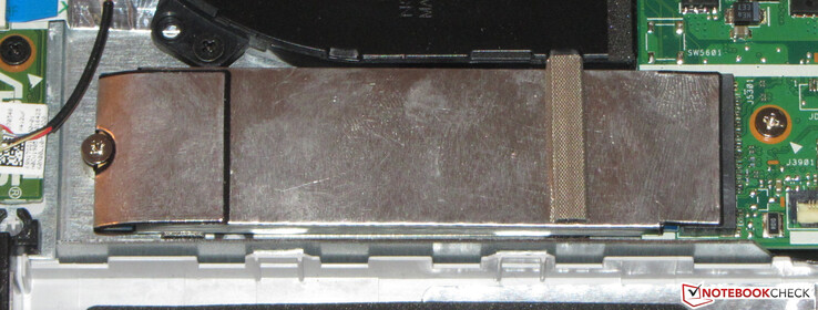 Una mirada a la cubierta metálica que protege las SSD de Kingston de 256 GB