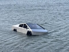 Un Tesla Cybertruck tuvo que ser recuperado del lago Grapevine, en Texas, tras fallar una prueba del modo Wade.
