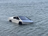 Un Tesla Cybertruck tuvo que ser recuperado del lago Grapevine, en Texas, tras fallar una prueba del modo Wade.
