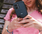 Imagen promocional del teléfono inteligente Fusion de HMD que muestra el teléfono en manos de una mujer con un primer plano del logotipo de HMD en la parte posterior. (Fuente de la imagen: HMD)