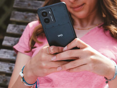 Imagen promocional del teléfono inteligente Fusion de HMD que muestra el teléfono en manos de una mujer con un primer plano del logotipo de HMD en la parte posterior. (Fuente de la imagen: HMD)