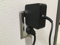 El adaptador de corriente puede ser difícil de instalar en un tomacorriente de pared.