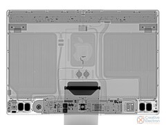 Una radiografía del nuevo iMac, cortesía de iFixit, muestra dos enormes placas metálicas y unas diminutas partes internas. (Imagen vía iFixit)