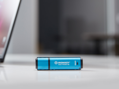 El USB encriptado IronKey Vault 50 de Kingston tiene protección contra ataques BadUSB. (Fuente de la imagen: Kingston)