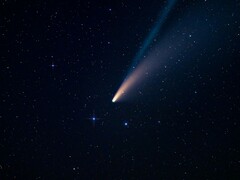 Una imagen que muestra un cometa y su cola.
