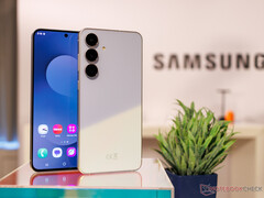 El Galaxy S25 FE luce un lenguaje de diseño familiar y unos biseles de pantalla relativamente finos. (Fuente de la imagen: Notebookcheck)