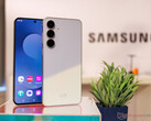 El Galaxy S25 FE luce un lenguaje de diseño familiar y unos biseles de pantalla relativamente finos. (Fuente de la imagen: Notebookcheck)