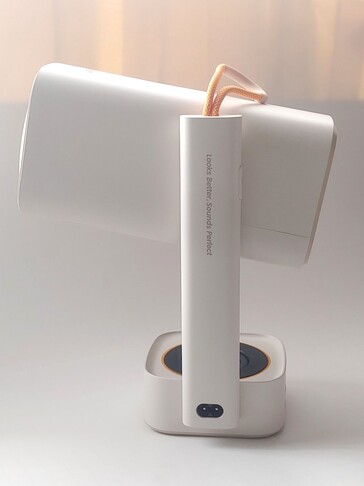 El diseño asimétrico y pesado de la parte superior de la Yaber T1 Pro hace que se incline fácilmente hacia delante cuando se empuja por accidente. (Fuente de la imagen: Notebookcheck)