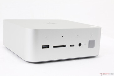 Frontal: USB-A 3.2 Gen. 2 (10 Gbps), lector de tarjetas SD, USB-C con DisplayPort (10 Gbps), auriculares de 3,5 mm, botón de encendido con huella dactilar, matriz de cuatro micrófonos