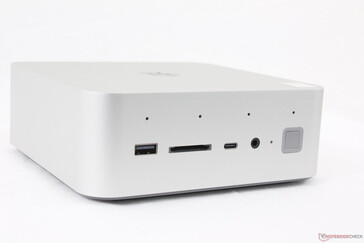 Frontal: USB-A 3.2 Gen. 2 (10 Gbps), lector de tarjetas SD, USB-C con DisplayPort (10 Gbps), auriculares de 3,5 mm, botón de encendido con huella dactilar, matriz de cuatro micrófonos