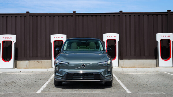A partir del cuarto trimestre de 2026, los conductores de modelos Volvo totalmente eléctricos, como el compacto EX30, podrán utilizar más de 20.000 Supercargadores Tesla en toda Europa directamente a través de la propia aplicación para smartphone de Volvo.