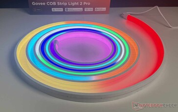 La tira luminosa Govee COB Strip Light 2 Pro puede iluminar en una gran variedad de colores, según se desee...
