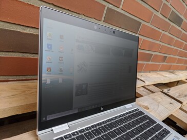 HP EliteBook x360 1030 G4 - uso al aire libre a la sombra, sin Sure View