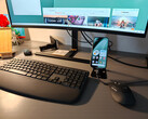 Google Pixel 10a conectado a un monitor y emparejado con el Logitech MK880 como dispositivo de entrada.