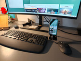 Google Pixel 10a conectado a un monitor y emparejado con el Logitech MK880 como dispositivo de entrada.