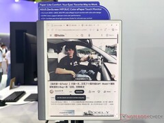 Asus exhibió la pantalla de papel electrónico MP13UC y el stand ATS01D en Computex 2026.
