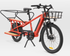 La bicicleta eléctrica de carga BTWIN R500E de Decathlon ya está disponible en rojo. (Fuente de la imagen: Decathlon)