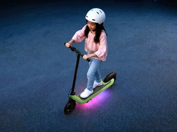 El Segway C2 Go ofrece iluminación RGB de 256 colores.