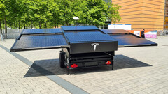 Remolque de paneles solares de Tesla con Starlink (imagen: Tesla Adri/Twitter)