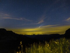 Una imagen que muestra un cometa en el cielo nocturno. (Fuente de la imagen: alberto68a - Pixabay)