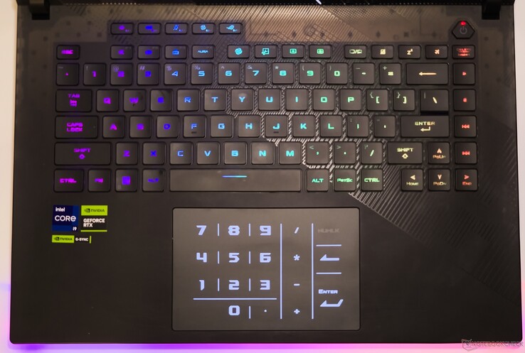 El panel táctil del Scar 16 ofrece un teclado numérico virtual integrado