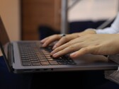 Manos tecleando en el teclado de un ordenador portátil