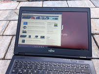 Uso del Fujitsu LifeBook U728 en el exterior a la sombra