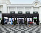 Stand de exposición de Volvo en Realestate.com.kh Expo 2022, en el que se exhiben varios vehículos Volvo, incluidos todoterrenos, con pancartas promocionales y la marca delante de un gran edificio blanco con columnas. (Fuente de la imagen: I'm Zion vía Pexels)