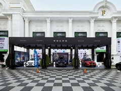 Stand de exposición de Volvo en Realestate.com.kh Expo 2022, en el que se exhiben varios vehículos Volvo, incluidos todoterrenos, con pancartas promocionales y la marca delante de un gran edificio blanco con columnas. (Fuente de la imagen: I&#039;m Zion vía Pexels)