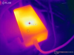 El adaptador de CA puede alcanzar los 40 C con cargas exigentes