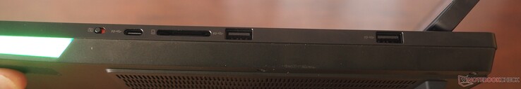 Derecha: Obturador de la webcam, USB-C 3.2 Gen2, Lector de tarjetas, 2x USB-A 3.2 Gen2