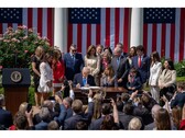 Fotografía del presidente estadounidense, Donald Trump, firmando la ley "Take It Down Act" en una ceremonia en Washington, EE UU. (Fuente de la imagen: @FLOTUS en X)