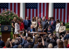 Fotografía del presidente estadounidense, Donald Trump, firmando la ley &quot;Take It Down Act&quot; en una ceremonia en Washington, EE UU. (Fuente de la imagen: @FLOTUS en X)