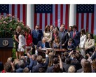 Fotografía del presidente estadounidense, Donald Trump, firmando la ley "Take It Down Act" en una ceremonia en Washington, EE UU. (Fuente de la imagen: @FLOTUS en X)