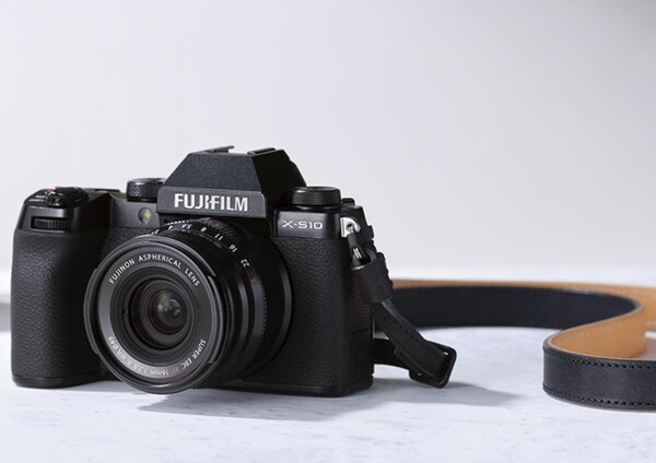 La Fujifilm X-S10 es una potente y moderna cámara con aspecto retro. (Fuente de la imagen: Fujifilm)
