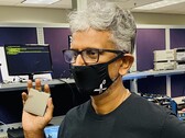 Raja Koduri de Intel mostrando la supuesta unidad de sonido ártico Xe dGPU de 4 canales. (Fuente de la imagen: Raja Koduri en Twitter)