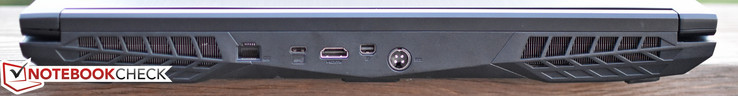 Detrás: Gigabit Ethernet, USB 3.1 Type-C Gen 2, HDMI, mini-DisplayPort, Puerto de carga