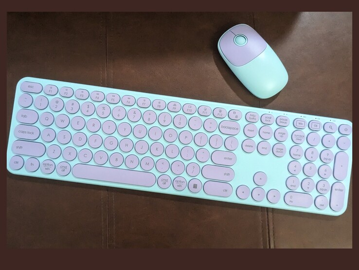 Los vivos colores del combo de teclado y ratón inalámbricos WGJP-073-3-SD de Seenda Creative quedan bien con casi cualquier color. (Fuente de la imagen: Megan Miranda Reyes)
