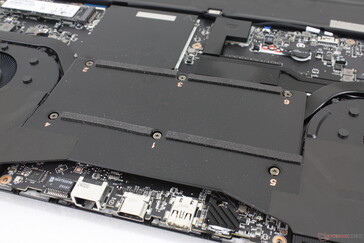 Los ventiladores "Intraflow" de MSI empujan el aire fresco a través de más componentes internos entre los ventiladores