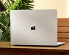 Según se ha informado, el Surface «Minos» estará disponible en acabados negro y platino; en la imagen, el Surface Laptop 8.