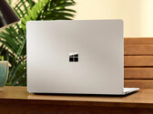 Según se ha informado, el Surface «Minos» estará disponible en acabados negro y platino; en la imagen, el Surface Laptop 8.