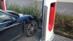 El Porsche Taycan en un supercargador de Tesla, imagen: Inse van Houts (YouTube)