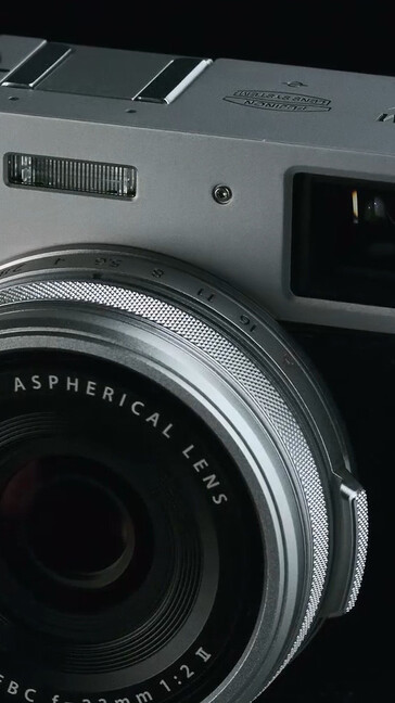 El objetivo original de la X100V parece significativamente más corto y tiene un anillo de enfoque más estrecho. (Fuente de la imagen: Fujifilm)